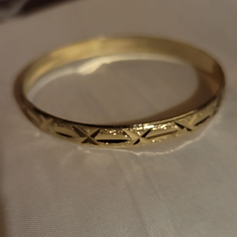 Small wrist gold bangle✨️